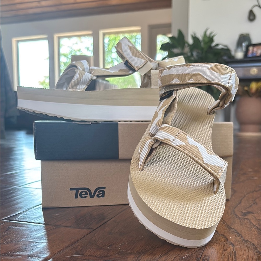 NIB Teva Flatform Universal Sandals Size 8